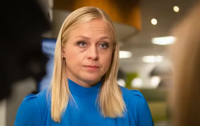 Elina Valtonen pituus ja ura politiikassa